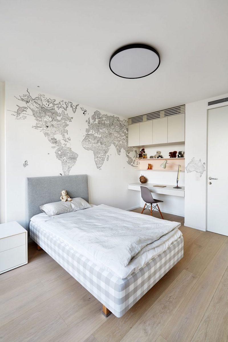 chambre-enfant-lit-tapisse-decoration-murale-carte-monde-bureau