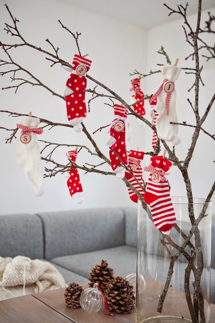 chaussette-de-noel-calendrier-avent-chaussettes-blanc-rouge-branches-seches