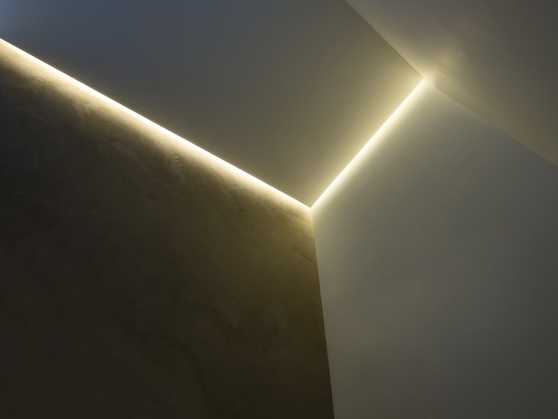 corniche lumineuse en profilé LED Moonline à attrait visuel inégalé corniche-lumineuse-profile-led-encastre-moonline-flos-frank-sinnaeve-stephan-gunst