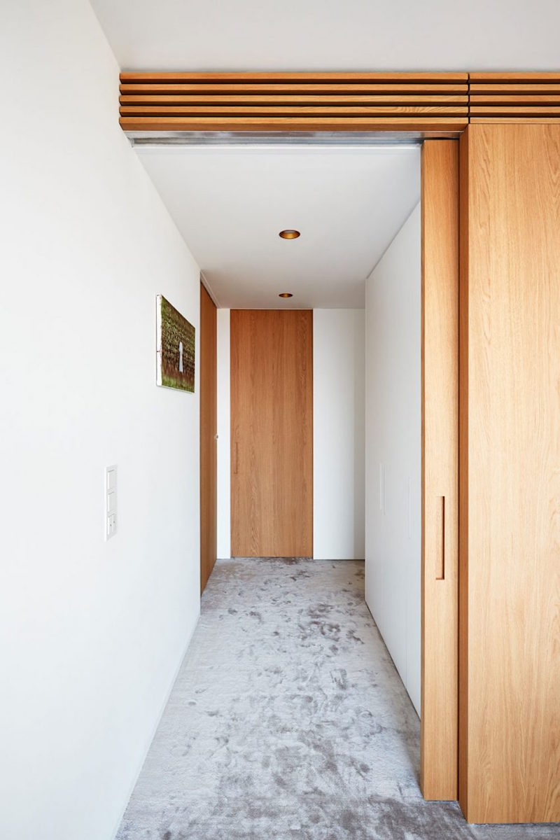 couloir-design-elegant-peinture-murale-blanche portes à galandage en bois
