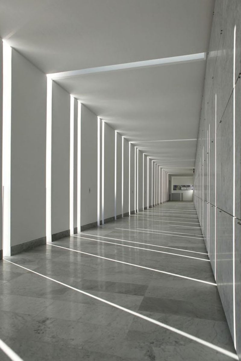 couloir-marbre-profile-led-encastre-mur-creer-jeu-lumiere-ombre