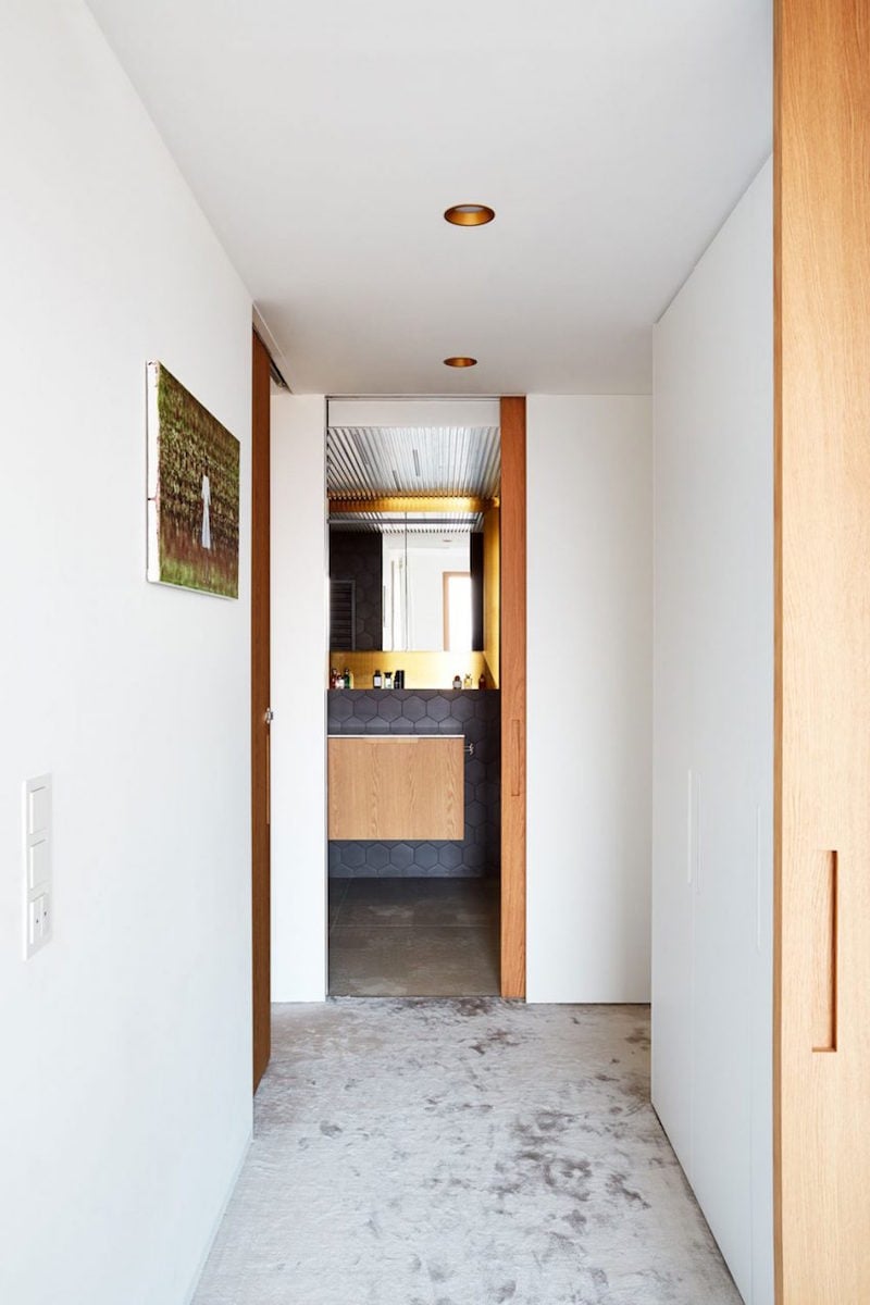 couloir-salle-bain-peinture-murale-blanche portes à galandage en bois
