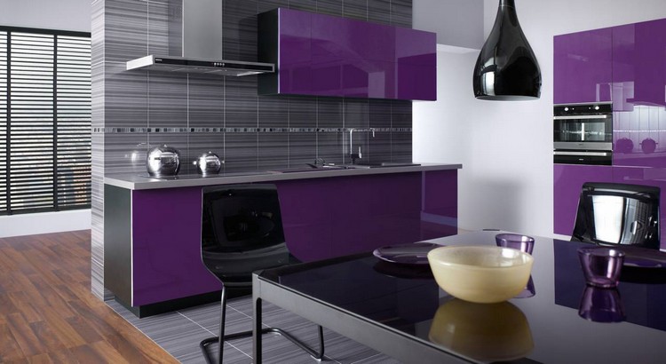 cuisine violette armoires-placards-laques-suspension-noire