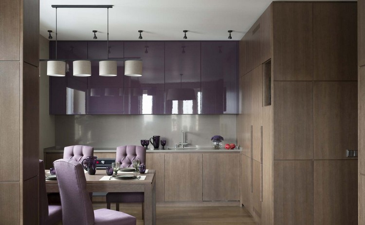 cuisine-violette-meubles-bois-massif-violet-laque-chaises