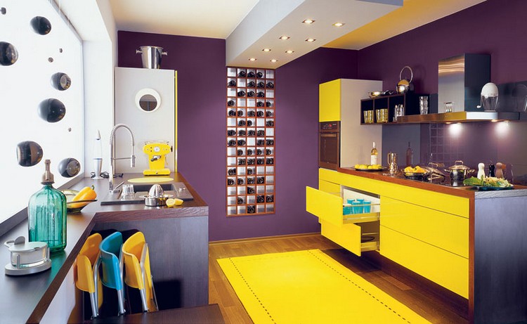 cuisine-violette-meubles-jaune-canari-peinture