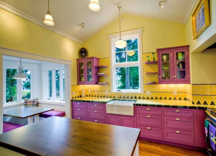 cuisine-violette-meubles-massif-peinture-jaune-suspensions