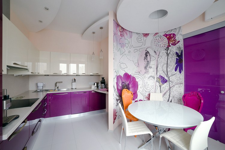 cuisine-violette-papier-peint-motifs-floraux-meubles-blanc-laqué