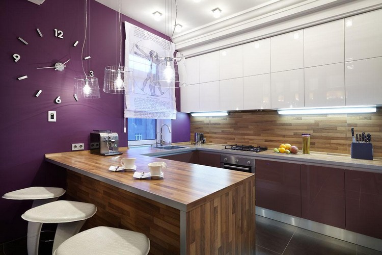 cuisine-violette-table-bar-bois-massif-horloge-murale