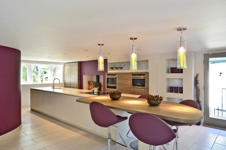 cuisine-violette-tablle-bar-bois-massif-suspensions-chaises-design