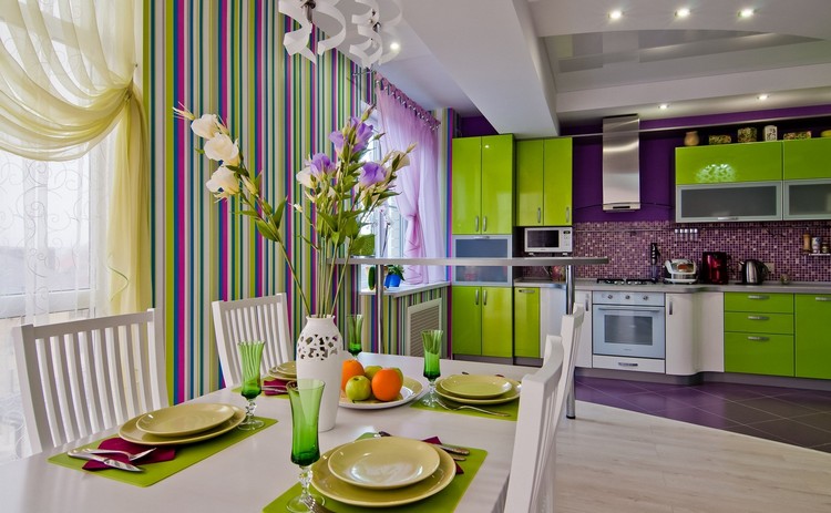cuisine-violette-vert-laque-table-rectangulaire-chaises