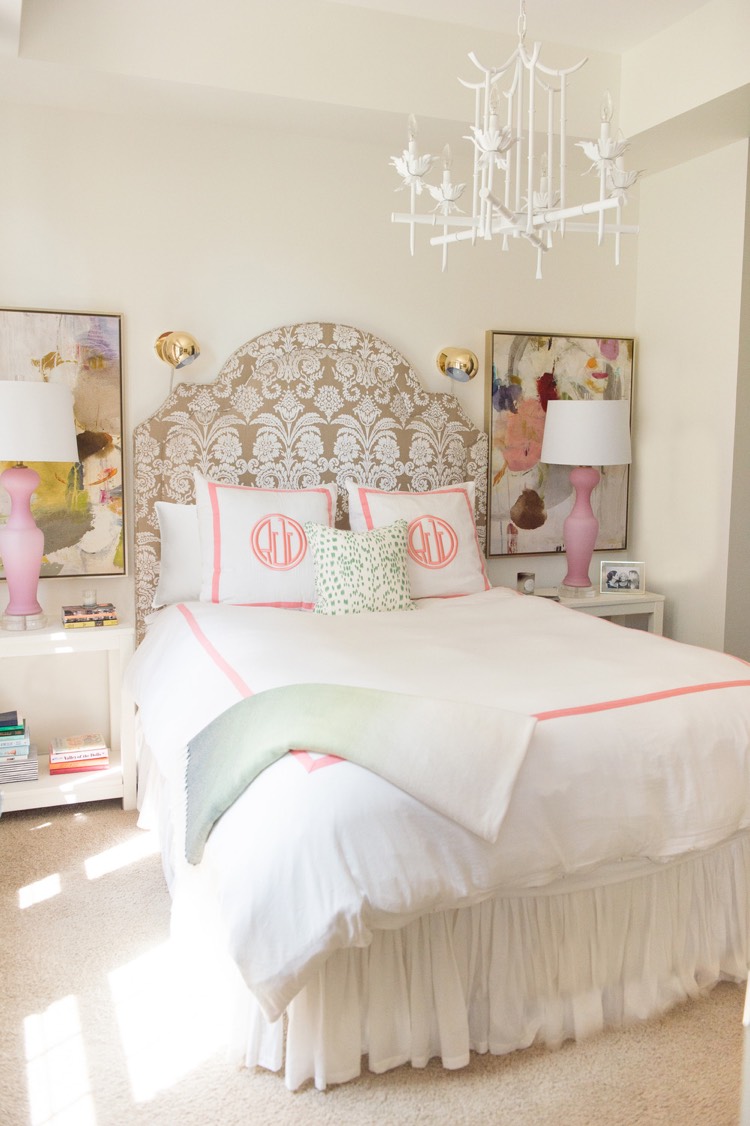 deco-chambre-fille-ado-literie-blanc-rose-lampes-chevet-roses-tete-lit-dore-blanc