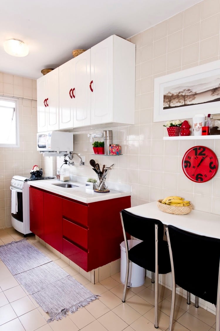 deco-cuisine-rouge-armoires-rouge-blanc-carrelage-carre-blanc-petit-tapis-gris