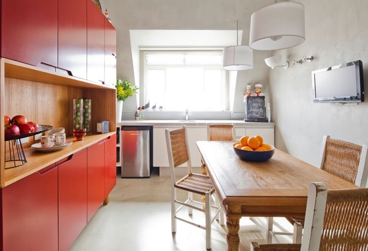 deco-cuisine-rouge-armoires-rouges-plan-travail-crendence-bois-table-manger-bois