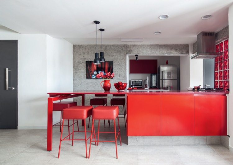 deco-cuisine-rouge-facade-armoires-rouge-bar-petit-dejeuner-deco-carrelage-mural-gris