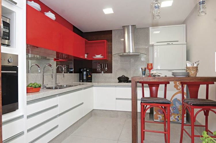 deco-cuisine-rouge-facades-laquees-blanc-rouge-plan-travail-credence-granit