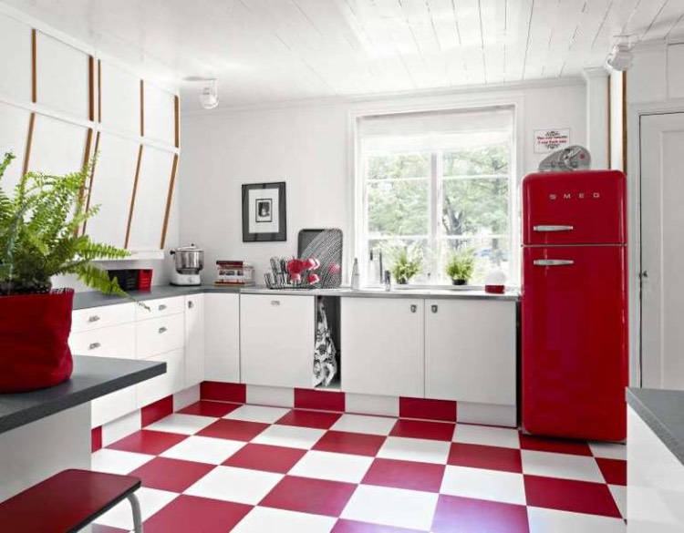 deco-cuisine-rouge-style-retro-carrelage-sol-rouge-blanc-frigo-retro-rouge