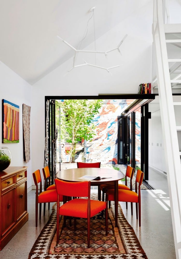 decoration-boheme-salle-manger-blanc-orange-vue-cour-interieure