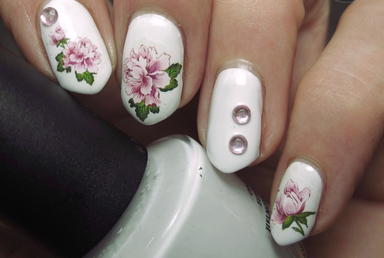 decoration-ongles-elegante-water-decals-fleurs-strass-vernis-blanc