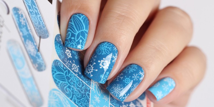 decoration-ongles-facile-water-decals-flocons-neige-vernis-bleu