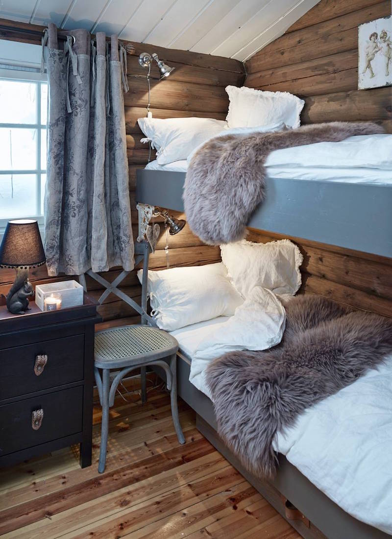 decoration-chalet-chambre-coucher-lits-superposes-fourrures-grises