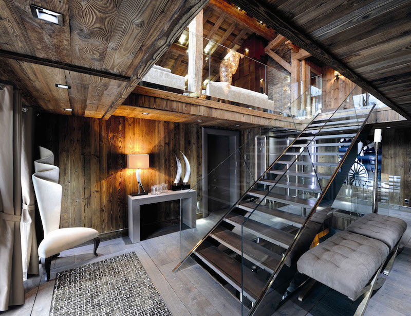 decoration-chalet-contemporain-bois-escalier-interieur-metal-verre