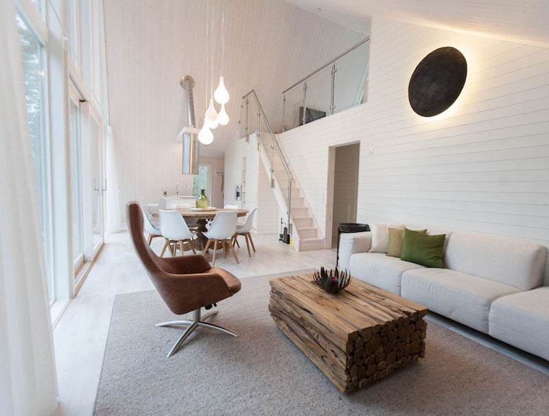 decoration-chalet-scandinave-moderne-lambris-mural-blanc-accents-bois