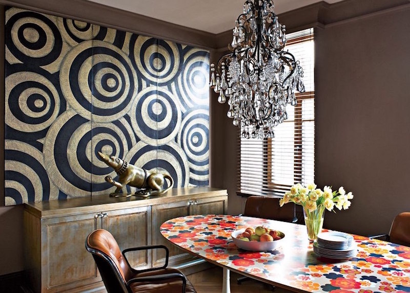 decoration-noir-or-salle-manger-table-multicolore-motifs-floraux