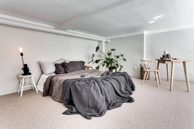 decoration-scandinave-chambre-coucher-adulte-literie-couvertures-grises