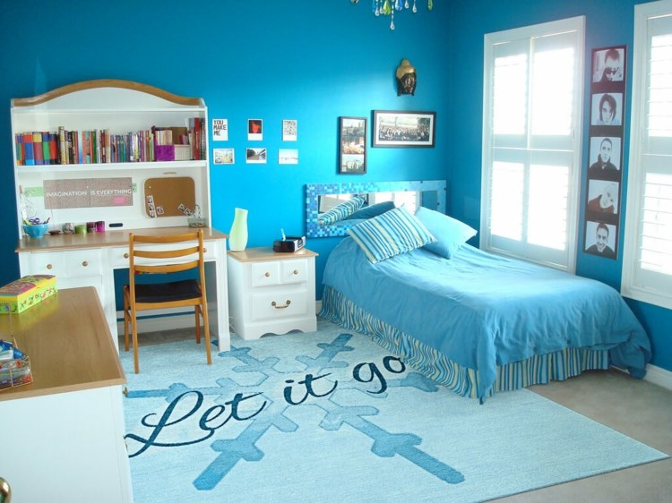 deco-chambre-enfant-peintuer-cyan-lit-tapis-bleu