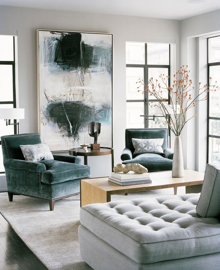deco-salon-gris-blanc-bois-fauteuils-velours-tableay-abstrait