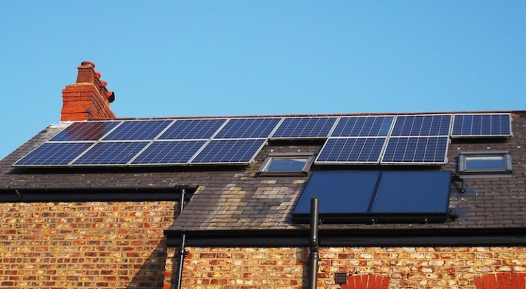 efficacite-energetique-maison-chauffage-panneaux-solaires-photovaoltaiques