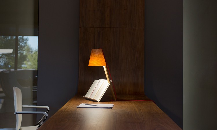 environnement-travail-bureau-bois-massif-lampe-chevet-chaise-design