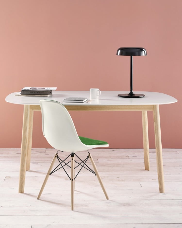 environnement-travail-bureau-scandinave-chaise-eames-lampe-chevet