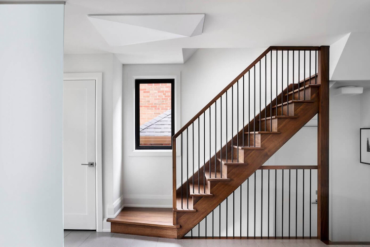 escalier-interieur-bois-massif-barreaudage-peinture-blanche