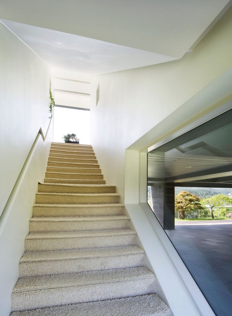 escalier-interieur-tapisse-moquette-main-courante-encastree