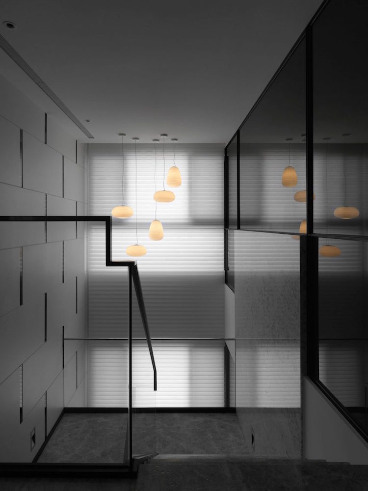 escalier-moderne-marches-marbre-gris-panneaux-muraux-noir-laque-blanc