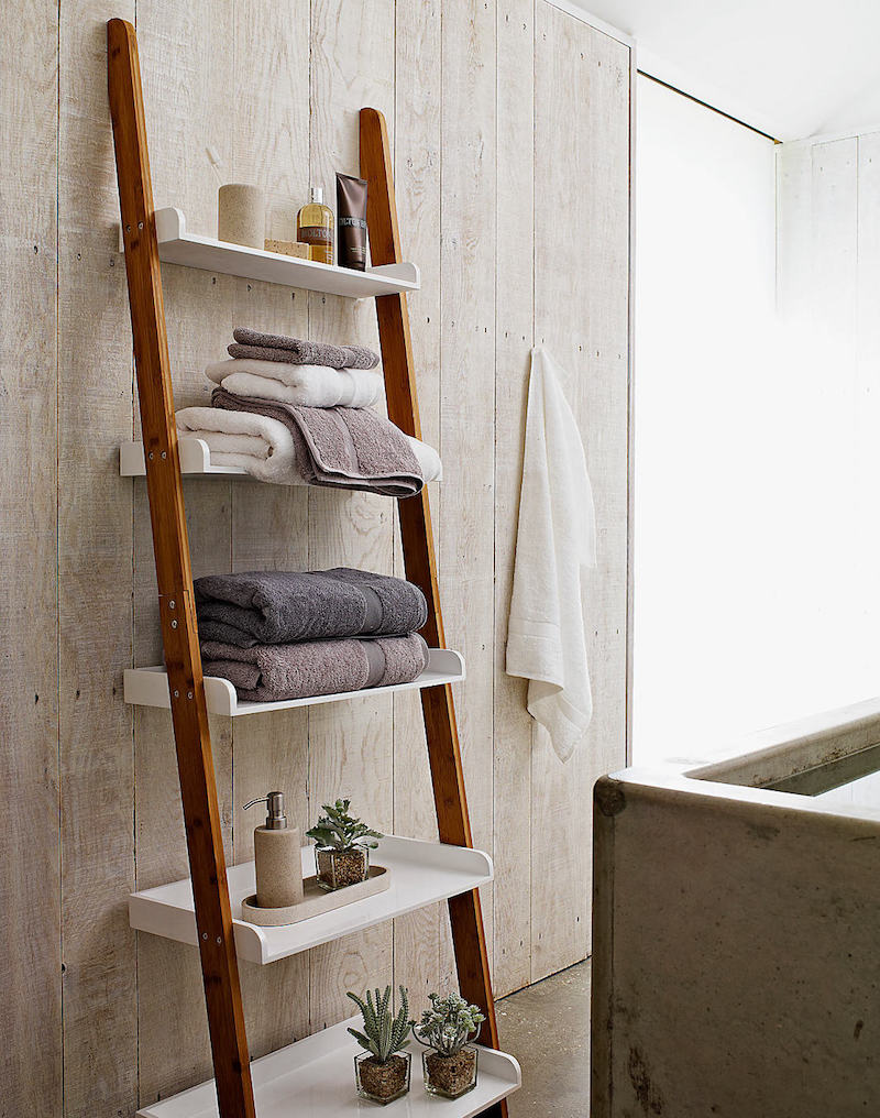 echelle-salle-bain-blanc-bois-rangement-serviettes-produits