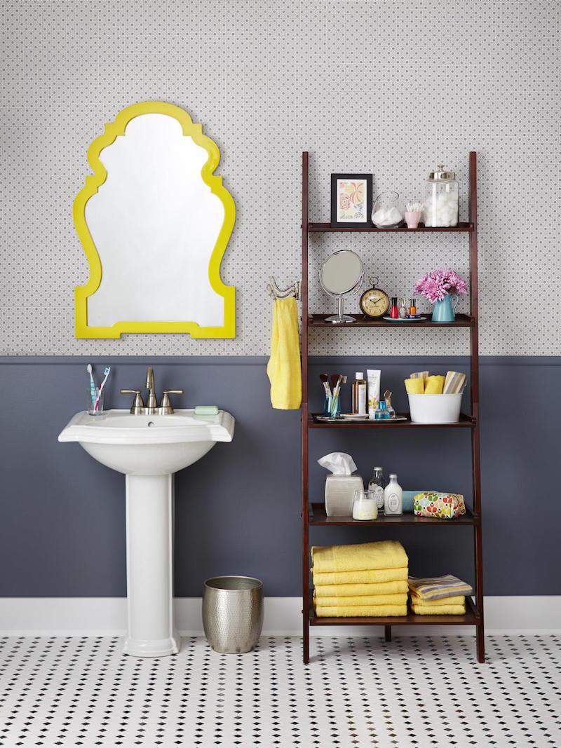 echelle-salle-bain-etagere-rangement-bois-fonce-miroir-cadre-jaune