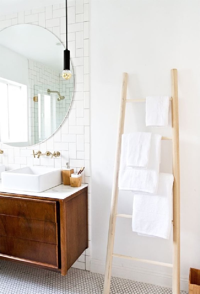 échelle salle de bain porte-serviette-bois-naturel-clair-miroir-rond
