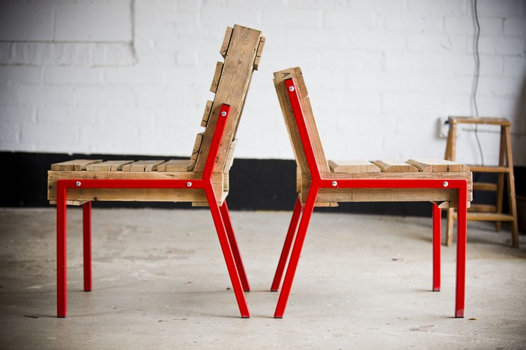 faire-meubles-palettes-bois-chaises-minimalistes-laquees-rouge