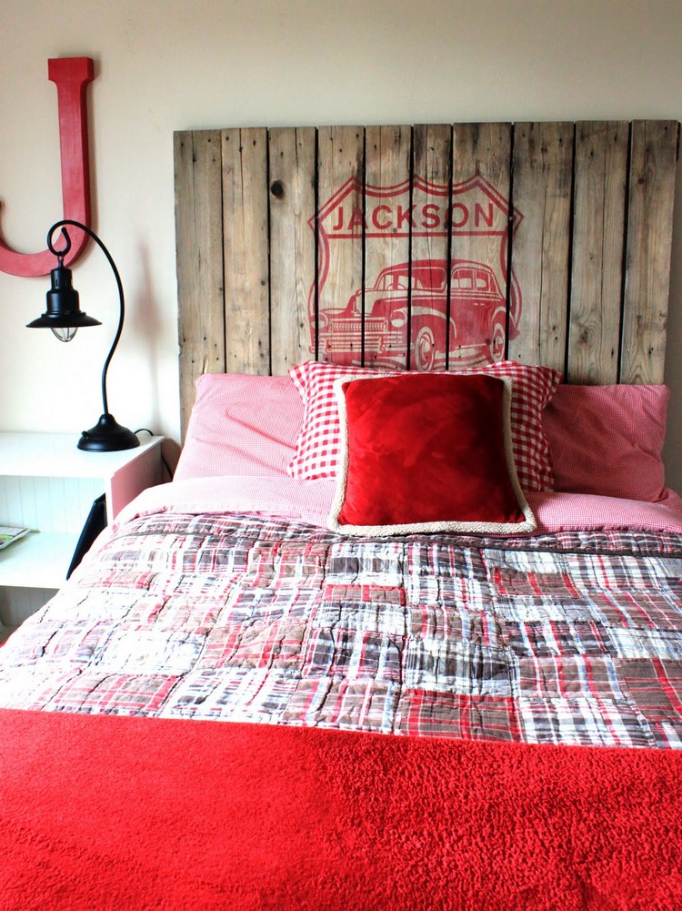 faire-meubles-palettes-bois-tete-lit-coussins-decoratifs-rouges