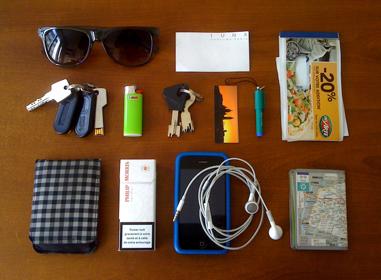 faire sa valise correctement-accessoires-prendre-soi-cles-chargeur-telephone-cle-usb-briquet-lunette-soleil