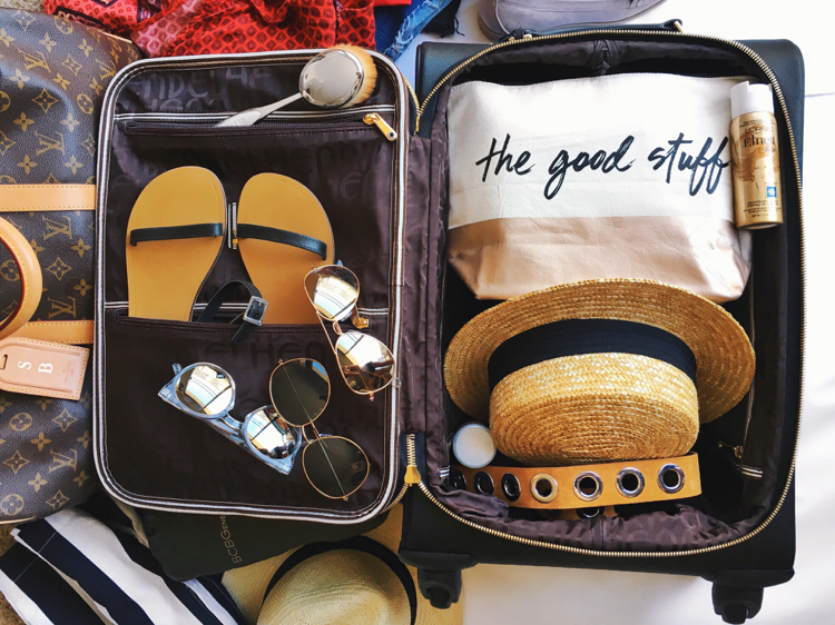 faire sa valise correctement-vacances-été-lunettes-tongues-chapeau