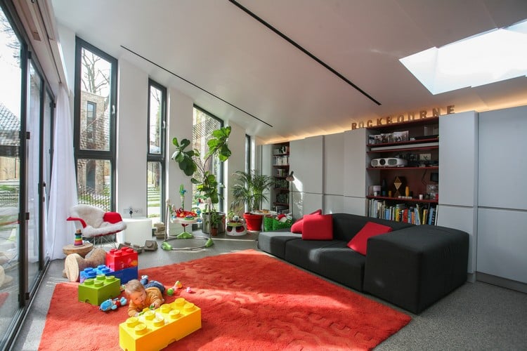 hauteur-sous-plafond-salon-moderne-tapis-rouge-rangements-escamotables