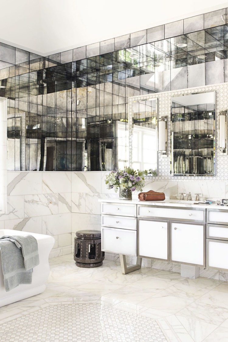 idee-deco-salle-de-bain-art-deco-meuble-lavabo-blanc-carrelage-marbre-blanc-deco-miroirs