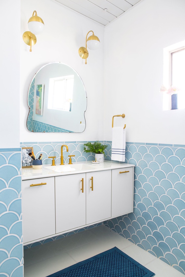 idee-deco-salle-de-bain-carrelage-bleu-pastel-meuble-vasque-blanc-suspendu-appliques-dore