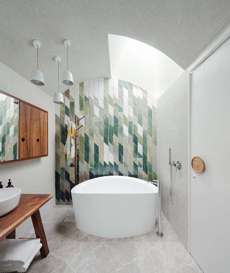 idee-deco-salle-de-bain-carrelage-geometrique-vert-mobilier-bois-baignoire-ovale