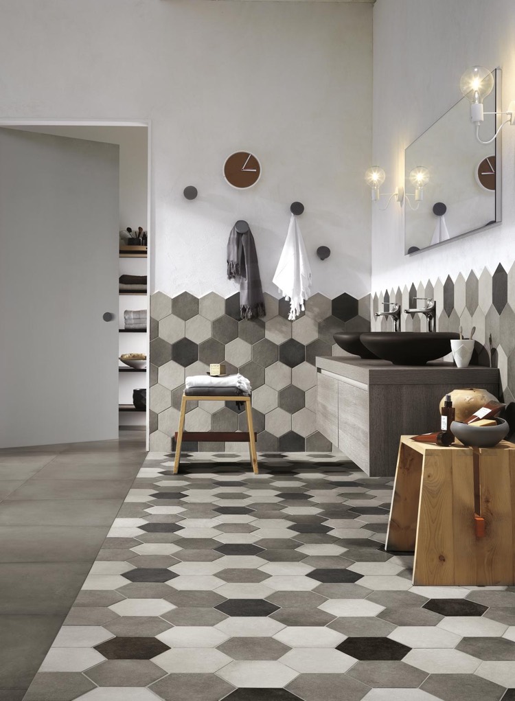 idee-deco-salle-de-bain-carrelage-hexagonal-gris-meuble-vasque-bois-gris