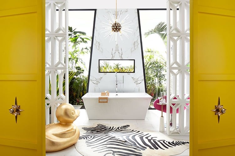 idee-deco-salle-de-bain-carrelage-metro-blanc-tapis-zebre-fauteuil-magenta