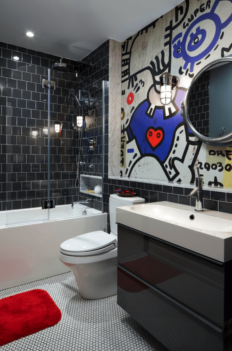 idee-deco-salle-de-bain-carrelage-metro-noir-deco-graffiti-style-urbain